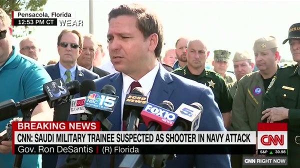 미 해군기지 총격 사건에 대해 브리핑하는 론 드샌티스 주지사. 사진 / CNN 캡처