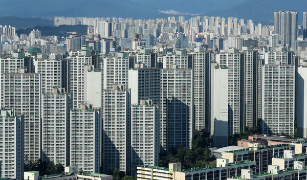 정부의 부동산 안정화 자신에도 불구하고 서울 아파트 매매가는 25주 연속 상승세를 보이며 상승폭도 확대됐다. 사진 / 뉴시스