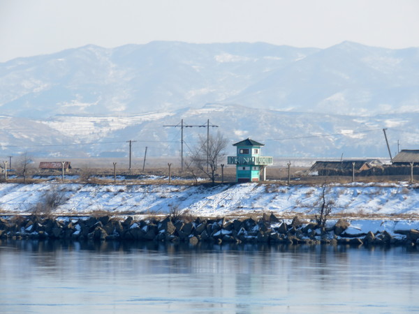 중국 단둥에서 본 압록 강변의 북한 국경경비대 초소.