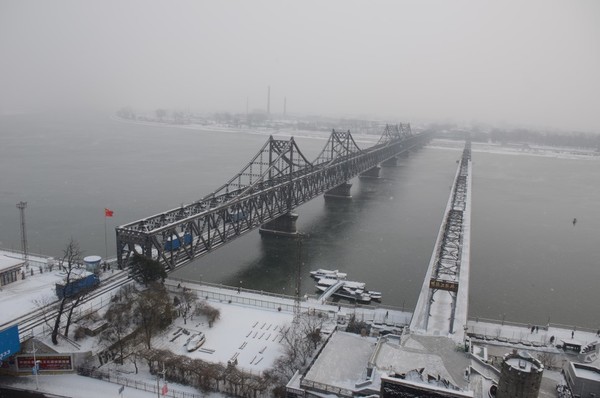 중국 단둥과 북한 신의주를 연결하는 압록강철교에 눈이 내렸다.