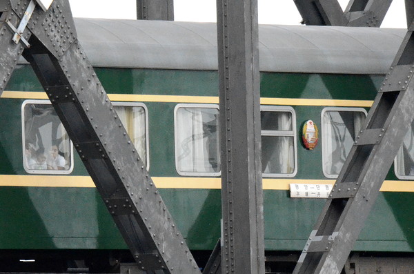 북한 신의주에서 중국 단둥으로 가는 국제열차가 압록강철교를 통과하고 있다.
