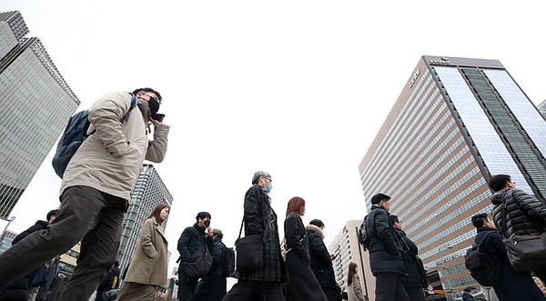 코로나19 불안감이 높아지고 있는 가운데 서울 시민들이 출근하고 있다. 사진=뉴시스