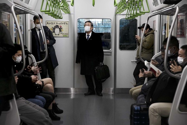 지난 3일 일본 도쿄에서 마스크를 쓴시민들이 열차로 출근하고 있다. 도쿄=AP