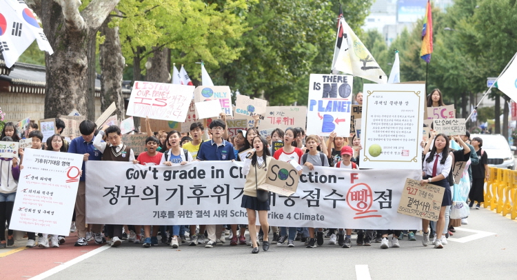 지난해 9월 27일 청소년기후행동이 세종문화회관~청와대 앞까지 행진했다. 사진=환경운동연합