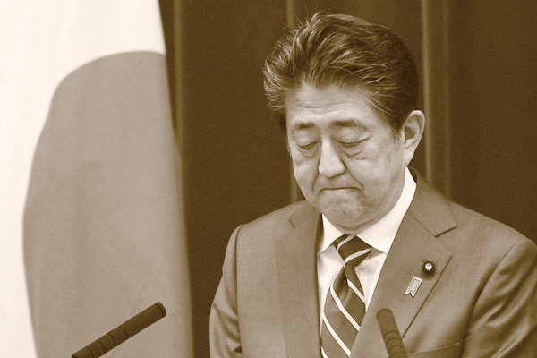 아베신조 일본 총리가 28일 도쿄 총리관저에서 신종 코로나바이러스 감염증(코로나19) 관련 기자회견을 하고 있다. 도쿄=AP