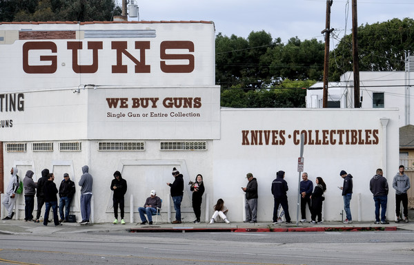 지난달 15일 미국 캘리포니아 컬버시티 소재 한 총기 판매점 앞에 총기를 구매하려는 사람들이 줄을 서 기다리고 있다. 컬버시티=AP