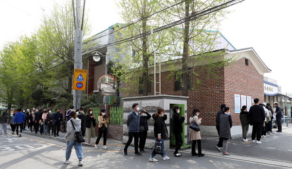 15일 오후 서울 송파구 잠전초등학교 잠전체육관 투표소에서 유권자들이 투표하기 위해 줄서 기다리고 있다. 사진=뉴시스