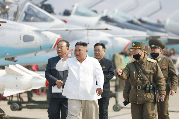 김정은 위원장이 지난 12일 항공군 추격습격기연대를 시찰하고 있다. 사진=조선중앙통신