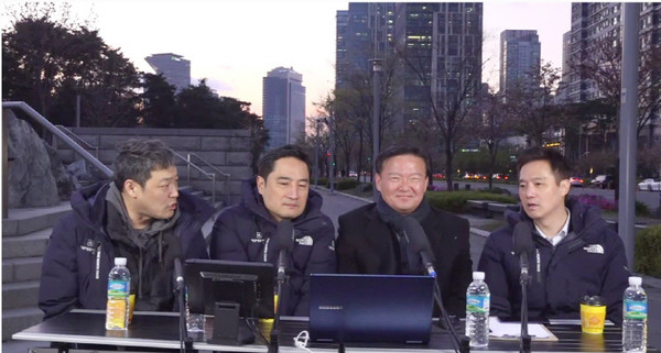 민경욱 통합당 후보(오른쪽에서 두번째)가 출연한 유튜브 채널 '가로세로연구소'. 사진=가로세로연구소 유튜브 캡처