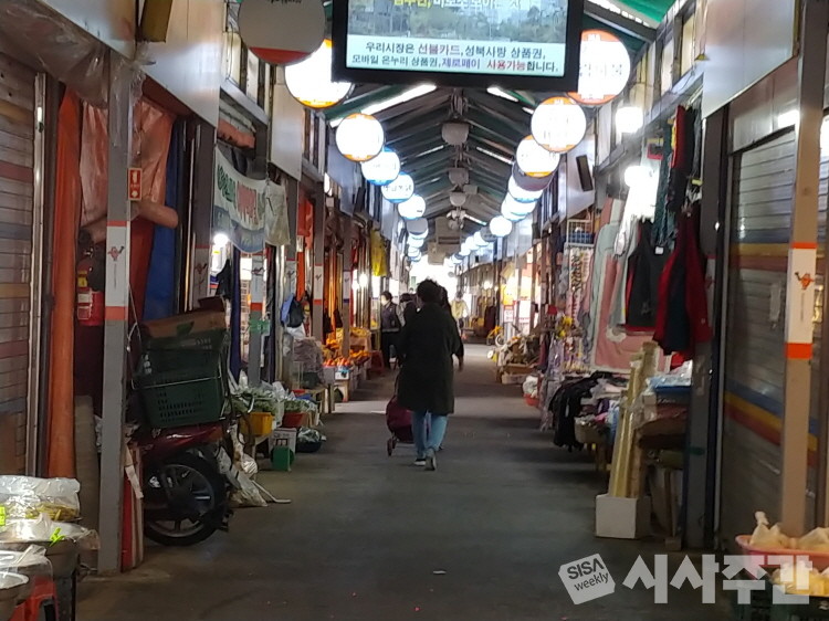 서울 성북구의 한 시장. 동네 시장은 여전히 어려움을 겪는 곳들이 있었다. 사진=임동현 기자