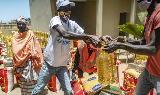 세네갈 정부는 지난 28일부터 코로나19로 위기를 맞은 100만 가구 국민에게 식량을 배급한다고 발표했다. 사진=AP