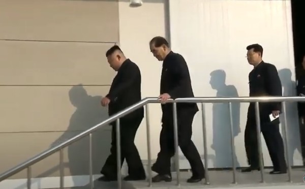 순천인비료공장 계단을 내려가는 김정은 위원장. 사진=붉은별TV