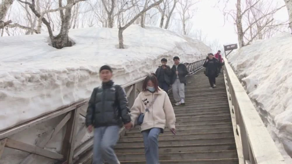 장백폭포 가는 계단 길의 관광객들. 사진=백두산가이드