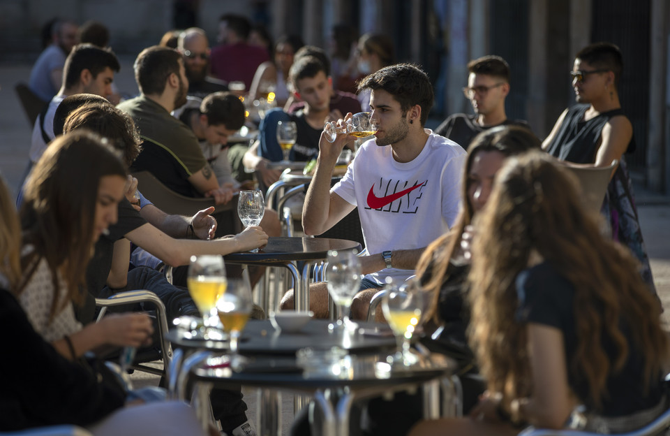 11일(현지시간) 스페인 타라고나의 한 야외 바에 모인 시민들이 술을 마시고 있다. 신종 코로나바이러스 감염증(코로나19) 봉쇄가 점진적으로 완화되면서 약 4700만 스페인 인구 중 절반은 외출과 사교활동을 시작하고 소규모 매장에서 쇼핑을 즐기며 야외 좌석이 있는 식당 등에서 식사나 커피를 즐기고 있다. 스페인의 코로나19 누적 확진자 수는 22만7436명, 사망자는 2만6744명이다. 타라고나(스페인)=AP