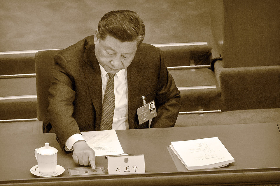 시진핑 중국 국가주석이 28일 베이징에서 열린 제13기 전국인민대표대회 제3차 전체회의 최종회기에 참석해 홍콩 국가보안법안 의결을 위해 투표하고 있다. 중국 정부는 이날 미국 등 국제사회의 반대와 논란 속에 홍콩 보안법 등을 통과시켰다. 사진=AP
