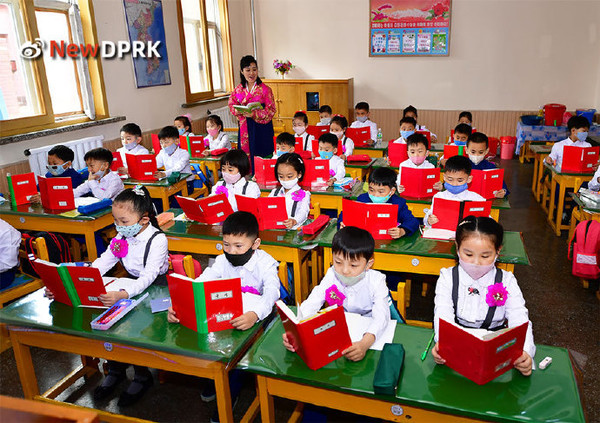 북한 소학교 학생들이 3일 개학해 수업을 받고 있다. 사진=NEW DPRK