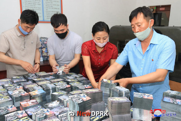 북한 노동자들이 인쇄공장에서 삐라를 정리하고 있다. 사진=NEW DPRK