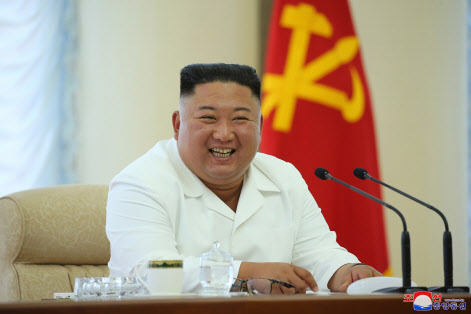김정은 위원장이 정치국회의를 주재하며 흰색 자켓을 입고 있다. 사진=조선중앙통신