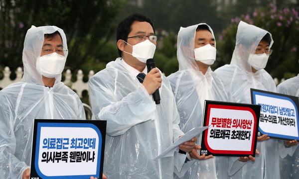 최대집 대한의사협회 회장이 지난 23일 서울 여의도 국회 앞에서 의대 정원 확대를 반대하고 있다. 사진=뉴시스
