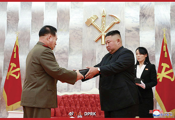 김정은 위원장이 박정천 총참모장에게 백두산 기념 권총을 수여하고 있다. 사진=NEW DPRK