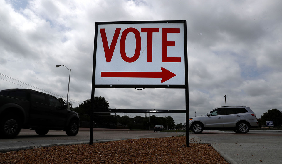 미국 보건 관련 단체는 24일(현지시간) 미국 대통령선거 투표소에서 신종 코로나바이러스 감염증(코로나19) 확산을 피하기 위해 '우편 투표'를 확대해야 한다고 주장했다. 사진은 지난달 29일 미국 텍사스주 플레이노 지역에 투표소를 알리는 간판에 설치된 모습. 플레이노=AP