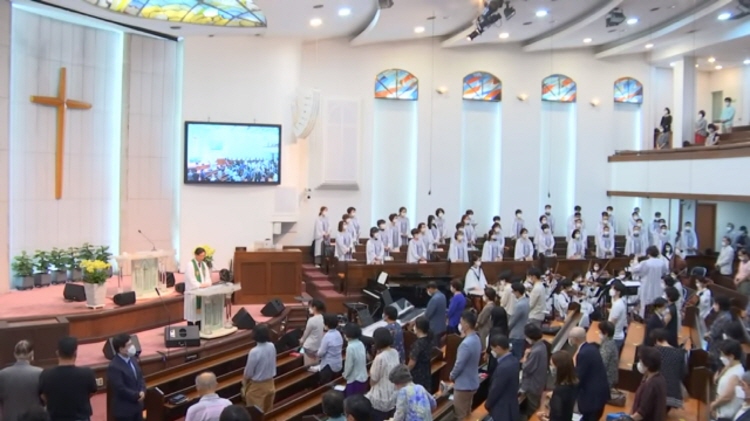 유튜브를 통해 실시간으로 방송된 한 교회의 예배 실황 장면. 사진=유튜브 캡처