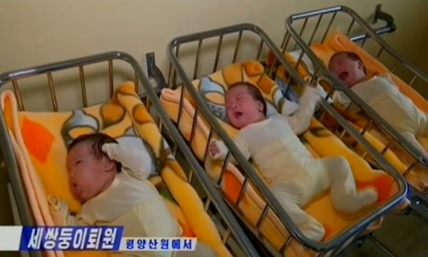 평양산원에서 504번째로 출생한 세쌍둥이. 사진=조선중앙TV