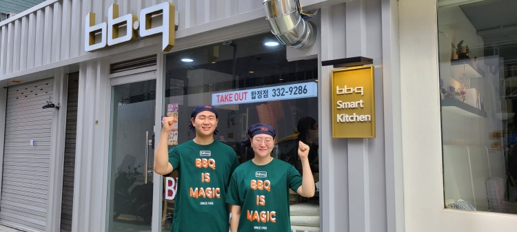 BBQ 합정점 박주영 패밀리(오른쪽)와 남동생 박세준씨. 사진=BBQ