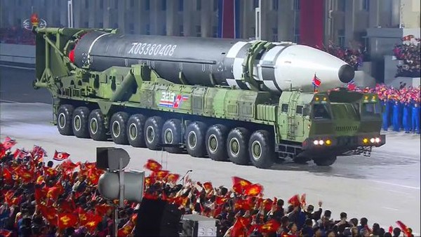 북한이 10일 열병식에서 바퀴 22개가 달린 이동식발사대(TEL)가 신형 ICBM을 싣고 등장했다. 사진=조선중앙TV