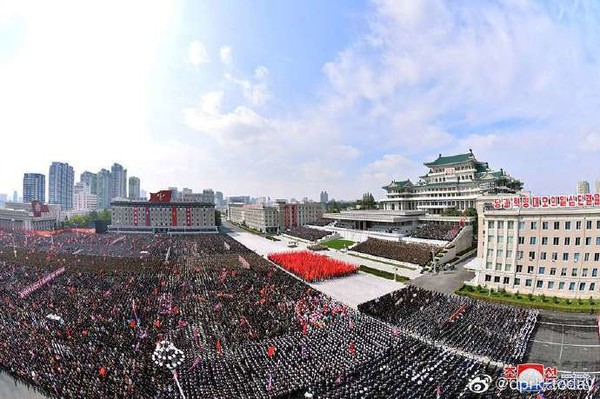 평양 김일성광장에서 주민 결속을 다지는 군민연합집회가 열리고 있다. 사진=dprk today