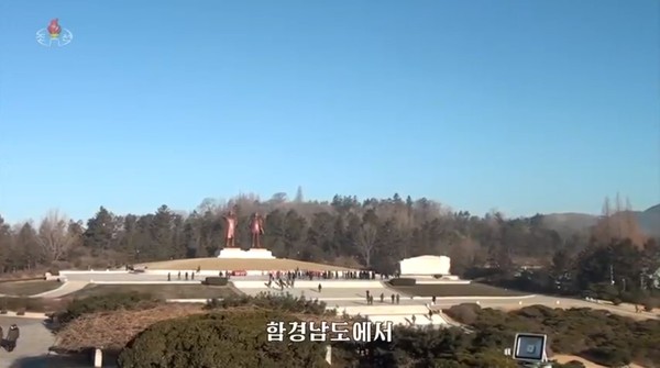 도 소재지의 동상을 찾은 북한 주민들. 사진=조선중앙TV