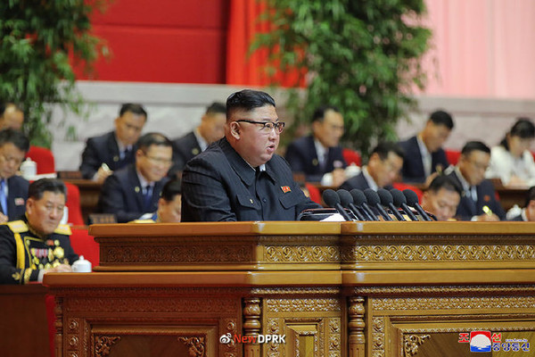 김정은 북한 국무위원장이 당8차대회 3일차 보고를 하고 있다. 사진=NEW DPRK