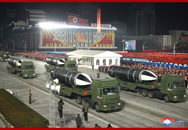 북한이 지난 14일 당8차대회 기념 야간 열병식에서 선보인 '북극성5ㅅ'. 사진=NEW DPRK