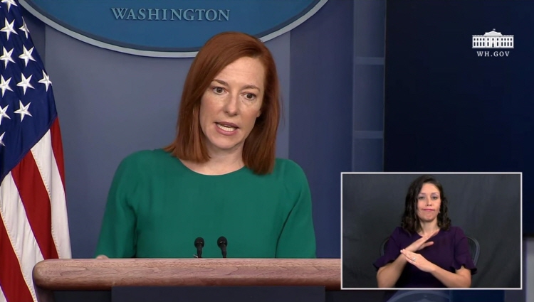 지난달 25일, 백악관 브리핑에 수어통역을 제공한다는 젠 샤키 백악관 대변인의 브리핑을 수어통역한 헤더 무쇼(오른쪽 아래). 사진=‘The White House’ 유튜브 영상캡처
