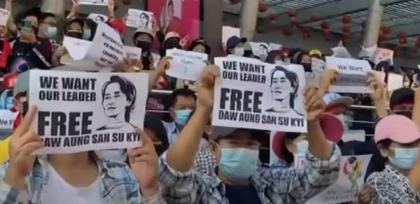 군부 쿠데타에 항의하는 미얀마 국민들이 아웅산 수치 사진을 들고 시위를 벌이고 있다. 사진=미얀마 인터넷 캡처