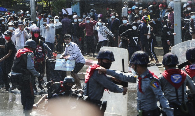 지난 9일 만달레이에서 미얀마 경찰이 경고 사격과 물대포로 시위대를 진압하고 있다. 사진=AP/뉴시스