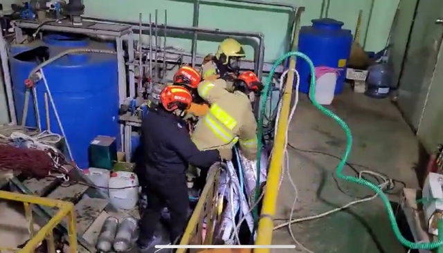 지난 13일 오후 4시 10분께 인천 서구 석남동 한 폐수처리 업체의 폐수 슬러지 회수 작업에 투입된 노동자 2명이 유독가스를 마시고 쓰러졌다. 사진=인천소방본부