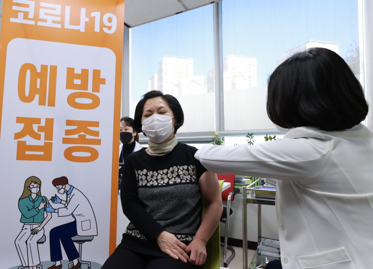 26일 오전 서울 금천구보건소에서 의료진이 신정숙 요양보호사에게 아스트라제네카 백신을 접종하고 있다. 사진=뉴시스