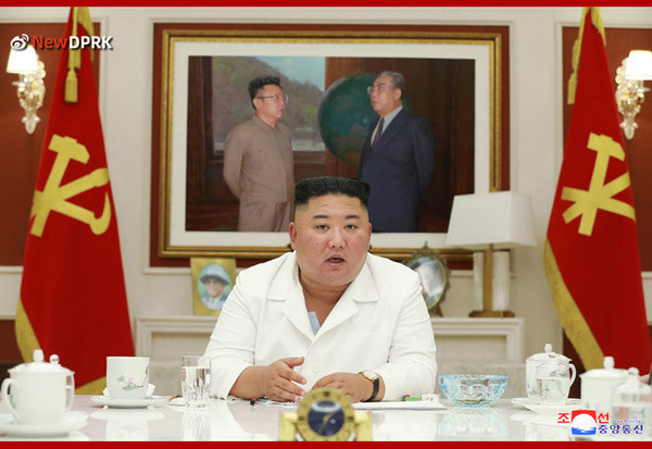 김정은 북한 국무위원장의 10년 치적을 담은 '위인과 강국시대'라는 위인전이 발간됐다. 사진=시사주간 DB