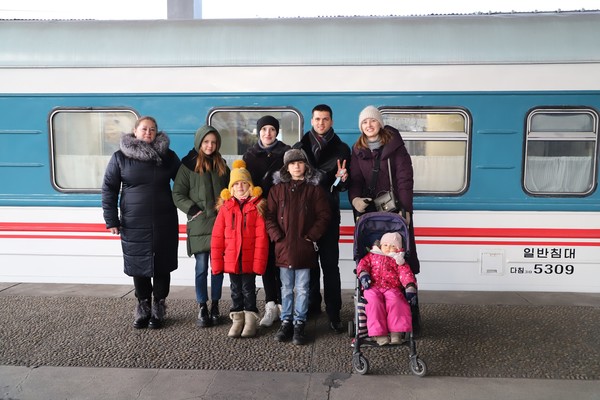 북한 주재 러시아 외교관과 가족들이 지난달 24일 평양역에서 기차를 타기 전 기념사진을 찍고 있다. 사진=주북 러 대사관
