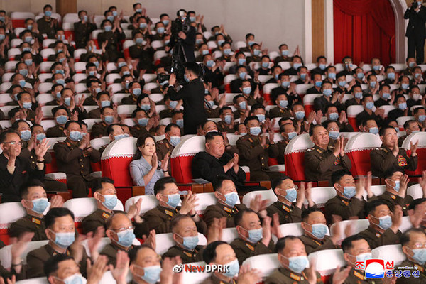 김정은-리설주 부부 등 당군정 핵심 인사들만 마스크를 쓰지 않고 공연을 관람하고 있다. 사진=NEW DPRK