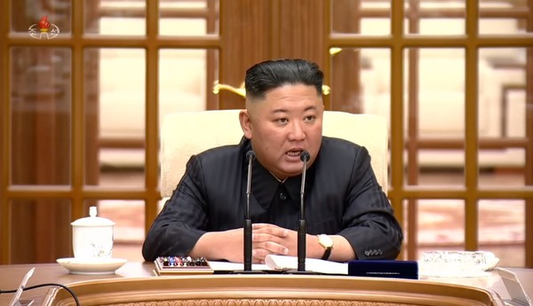 잠적 한 달 만에 모습을 드러낸 김정은 북한 국무위원장이 정치국회의를 주재하고 있다. 사진=조선중앙TV