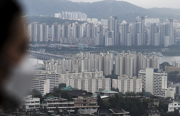 7월 셋째 주(7월19일 기준) 수도권 아파트값 상승률은 0.36%를 기록했다. 사진은 서울 중구 남산에서 바라본 서울시내 아파트 단지의 모습. 사진=뉴시스