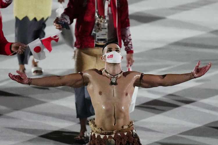 올림픽에서 세 번 기수로 나선 '통가 근육맨' 피터 니콜라스 타우파투푸아. 사진=AP/뉴시스