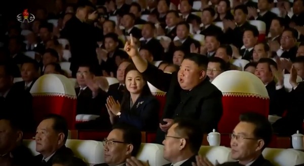 김정은 북한 국무위원장이 공연이 끝났는데 "한 번 더"를 외치고 있다. 사진=조선중앙TV