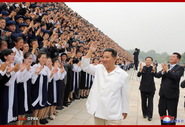 김정은 북한 국무위원장이 청년절 경축행사 참가자들과 기념사진을 촬영했다. 사진=NEW DPRK