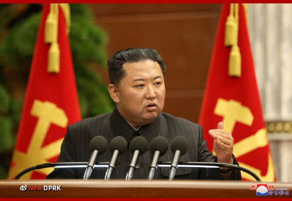 김정은 북한 노동당 총비서가 2일 열린 정치국 확대회의에서 연설하고 있다. 사진=NEW DPRK