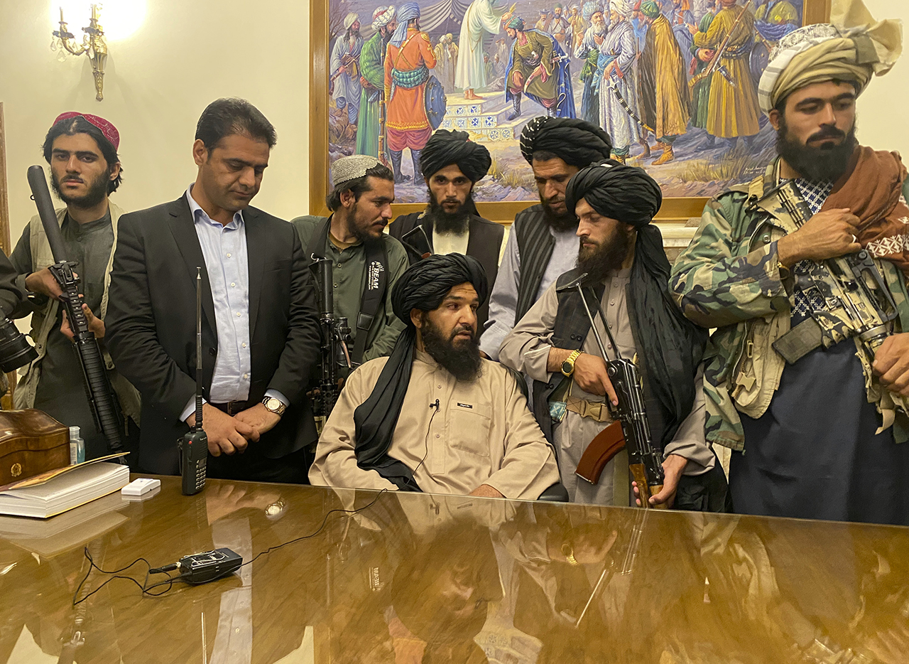 아프가니스탄의 탈레반 전사들이 지난 8월 15일 저녁 수도 카불 도심에 진입한 뒤 아슈라프 가니 대통령이 국외 탈주해버린 대통령궁을 점령해 승리자 위세를 보이고 있다. 카불=AP