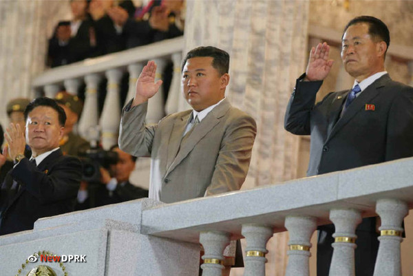 김정은 북한 총비서가 9일 0시에 진행된 비정규군 열병식을 사진=NEW DPRK