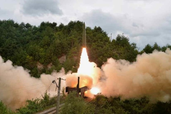 북한이 열차에서 탄도미사일을 발사하고 있다. 사진=시사주간 DB